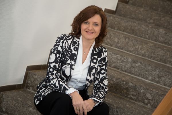 Bürgermeisterin Veronika Laukart auf einer Treppe sitzend
