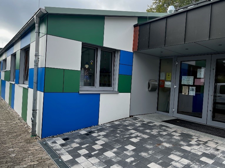 Dreifarbige Fassade des Kindergarten St. Joesph