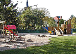 Außenbereich des Kindergartens St. Joseph mit Klettergerüst