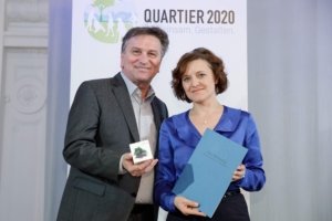 Minister Manne Lucha mit Bürgermeisterin Veronika Laukart bei der Preisverleihung und Urkundenüberreichung am 23. November 2017