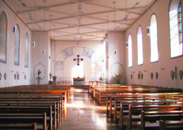 Blick auf den Altar in der lichtdurchfluteten Kirche